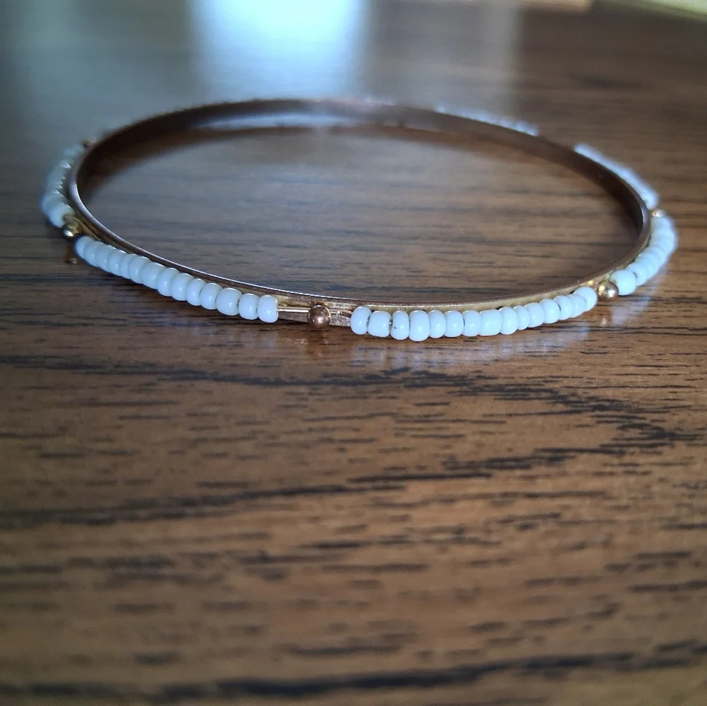Cute Boho White Beaded Bangle Bracelet NWOT - Picture 2 of 5